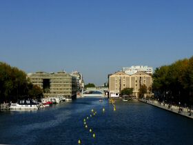 Canal Saint-Martin 12 port de La Villette pont montant.jpg
